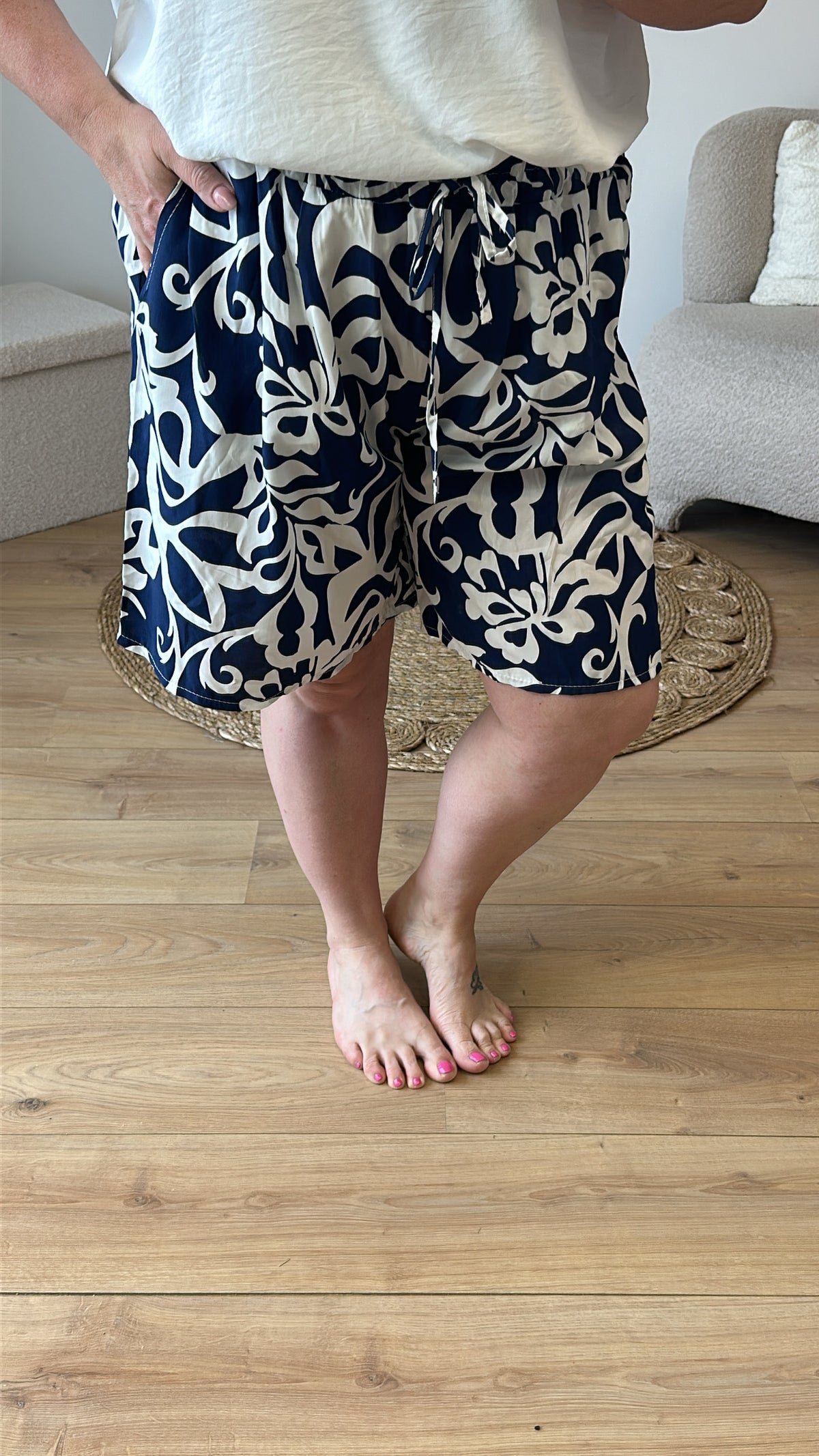 KURZE HOSE MIT PRINT (42 B/M 48+) - 6 KLEID