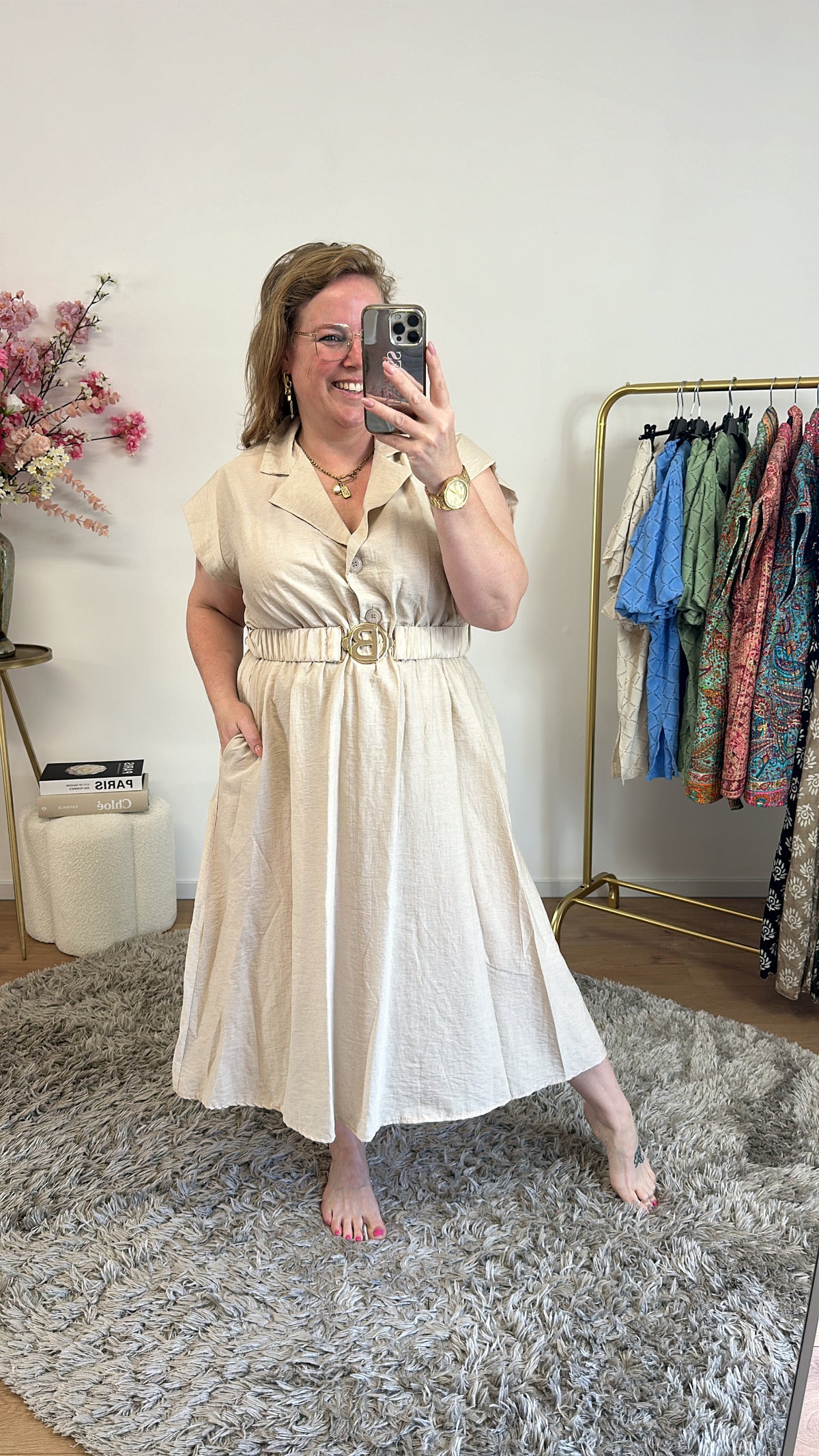 HALF-LONG DRESS WITH V-NECK AND BELT 